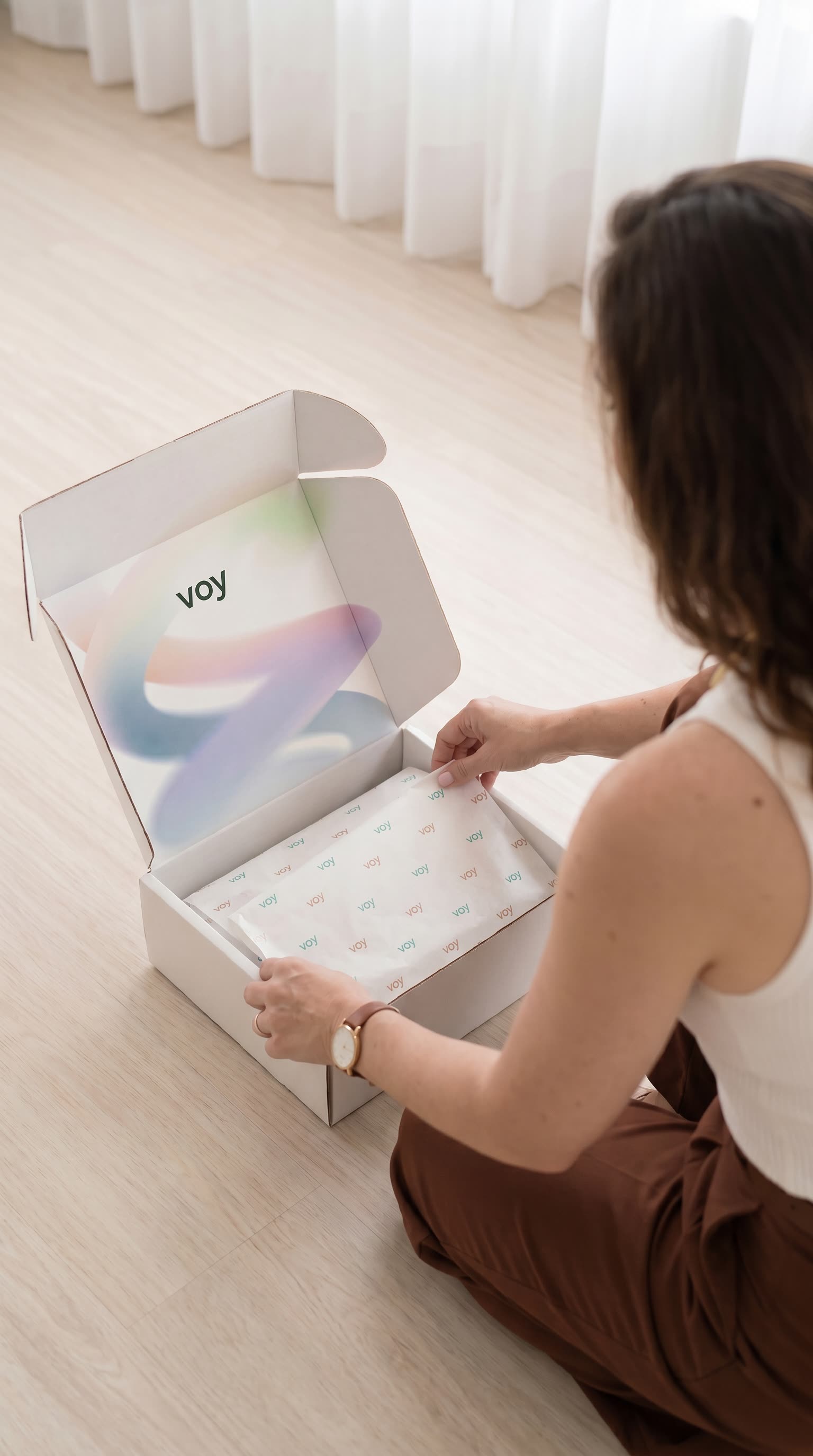 Unboxing · pessoa abrindo a caixa Voy